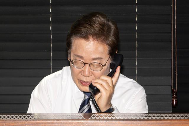 이재명 대통령이 4일 오전 인천 계양구 자택에서 당선 이후 첫 일정으로 김명수 합참의장과 통화하고 있다. 왕태석 선임기자