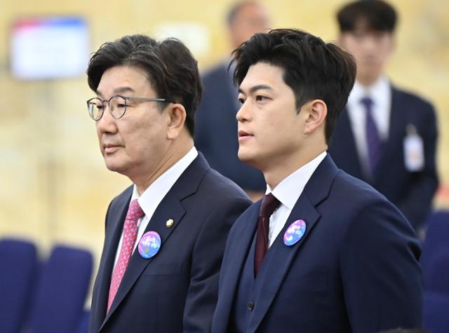 김용태 국민의힘 비상대책위원장과 권성동 원내대표가 4일 오전 서울 여의도 국회의사당에서 열린 제21대 대통령 취임선서에 참석하고 있다. 뉴시스