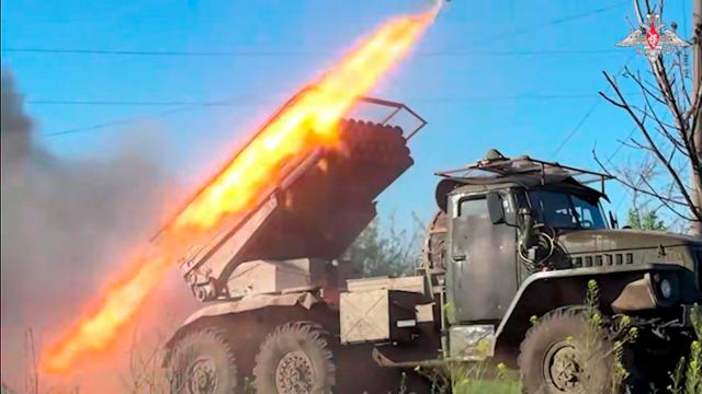 러시아의 122mm 다연장 로켓 발사기 BM-21 그라드가 우크라이나 내 우크라이나 진지를 향해 발사되는 모습. 러시아 국방부 제공·AP 통신