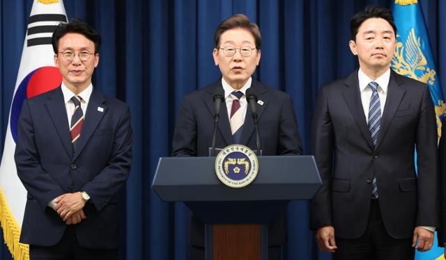 李 대통령이 '존경' 외친 강훈식… 배지 떼고 '젊은 비서실장'으로