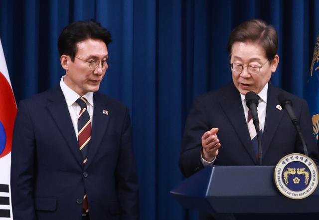 이재명 대통령이 4일 서울 용산 대통령실 청사에서 새 정부 첫 인사 발표를 하고 있다. 왼쪽은 김민석 국무총리 후보자. 대통령실통신사진기자단