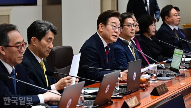 이재명 대통령이 5일 서울 용산 대통령실청사에서 취임 후 열린 첫 국무회의에서 발언하고 있다. 태석 선임기자