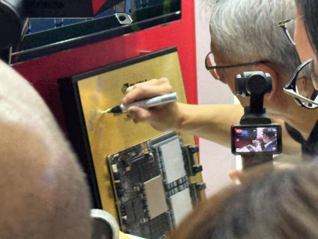 SK하이닉스, '33년 D램 세계 1위' 삼성전자 신화 끝냈다