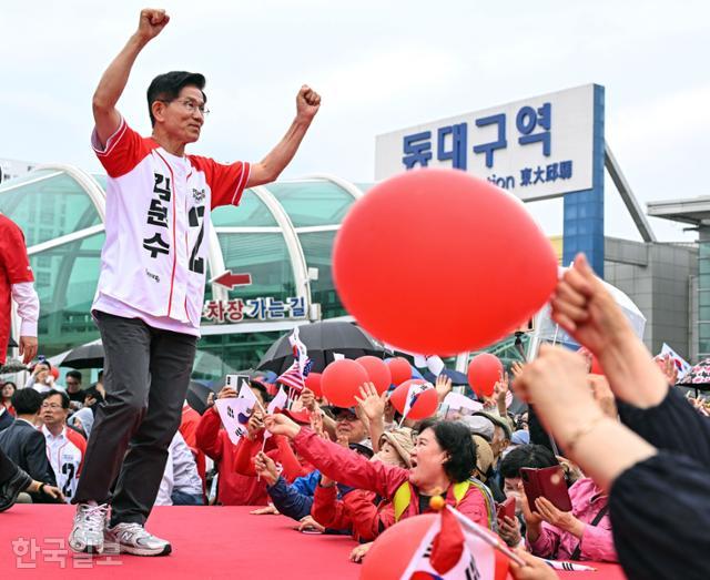 제21대 대통령선거 전날인 2일 대구 동대구역 광장에서 김문수(왼쪽) 국민의힘 대선 후보가 유세를 하며 시민들에게 지지를 호소하고 있다. 대구=정다빈 기자