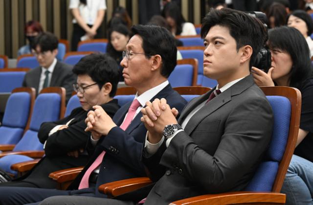 김용태 국민의힘 비상대책위원장이 5일 국회에서 열린 의원총회에서 권성동 원내대표의 발언을 듣고 있다. 고영권 기자