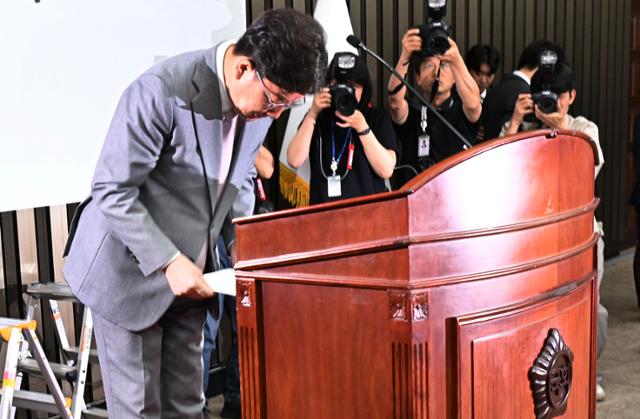 권성동 국민의힘 원내대표가 5일 국회에서 열린 의원총회에서 사퇴의사를 밝힌 뒤 인사하고 있다. 고영권 기자