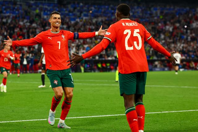 '40세 골잡이' 호날두, 역전 결승골로 네이션스리그 결승 이끌어...25년 '독일 저주' 끊어