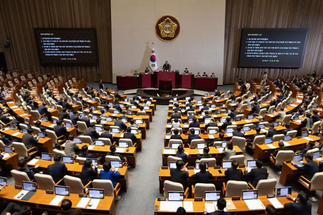 5일 오후 서울 여의도 국회에서 열린 본회의에서 법안이 상정되고 있다. 이날 본회의에서는 법제사법위원회 소관 채해병 특검법(순직 해병 수사 방해 및 사건 은폐 등의 진상규명을 위한 특별검사의 임명 등에 관한 법률안)