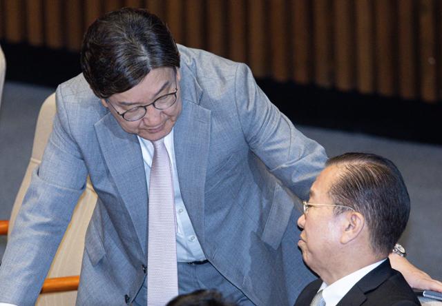 권영세(오른쪽) 국민의힘 전 비상대책위원장과 권성동 원내대표가 5일 국회에서 열린 본회의에서 대화를 하고 있다. 뉴스1