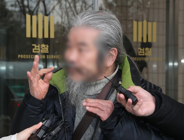 전자장치부착법 위반 혐의로 기소된 조두순이 지난해 3월 11일 경기 안산시 단원구 수원지법 안산지원에서 첫 공판을 마친 뒤 취재진의 질문에 답하고 있다. 뉴스1