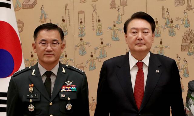 2023년 11월 6일 윤석열 당시 대통령이 서울 용산 대통령실 청사에서 열린 중장 진급 보직 신고 및 삼정검 수치 수여식에서 여인형(왼쪽) 전 국군방첩사령관에게 수치 수여를 하고 있다. 서재훈 기자