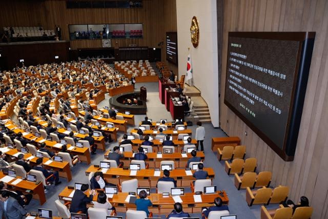 尹 부부 겨눈 '3대 특검법' 26분 만에 일사천리 통과... 해병대원 거수경례