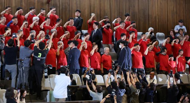 5일 서울 여의도 국회에서 열린 제426회 국회(임시회) 제1차 본회의에서 순직해병수사방해및사건은폐등의진상규명을위한특별검사의임명등에관한법률안이 통과되자 해병대 예비역연대 회원들이 거수경례를 하고 있다. 뉴시스