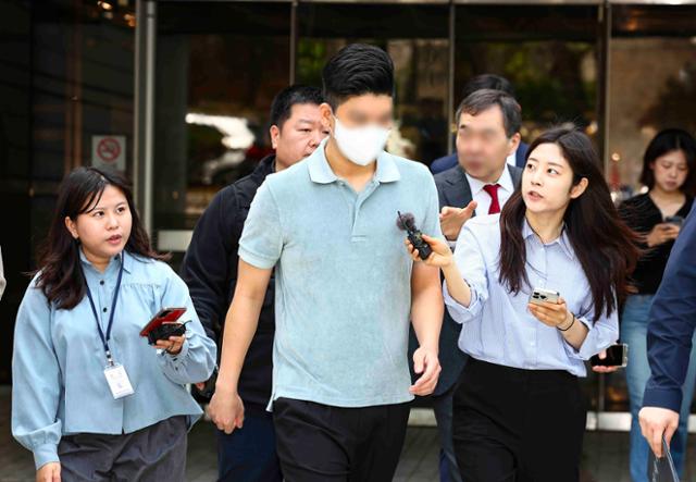 마약 투약 혐의를 받는 이철규 국민의힘 의원 아들 이모씨가 지난 4월 서울 서초구 서울중앙지방법원에서 구속 전 피의자심문(영장실질심사)을 마치고 청사 밖으로 나서고 있다. 뉴시스