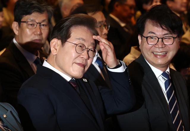 이재명 더불어민주당 대선 후보가 지난달 8일 오후 서울 영등포구 중소기업중앙회에서 열린 선거대책위원회 직능본부 민생정책 협약식에서 자리하고 있다. 오른쪽은 이한주 민주연구원장.