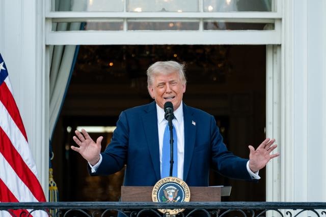 트럼프, 이란 등 12개국 국민 美 입국 전면 금지… 북·러는 제외