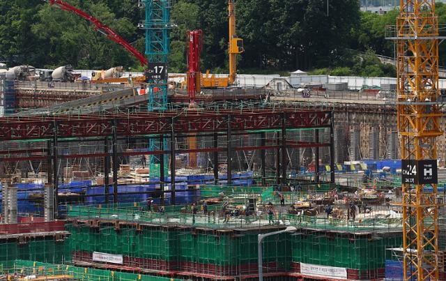 건설업계 "SOC라도 늘려달라" 아우성... 침체된 시장 '구원투수' 될까