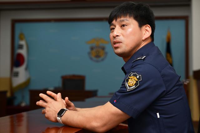 4일 안양교도소 청사 내부에서 전영준 교도관이 한국일보와 인터뷰하고 있다. 최주연 기자