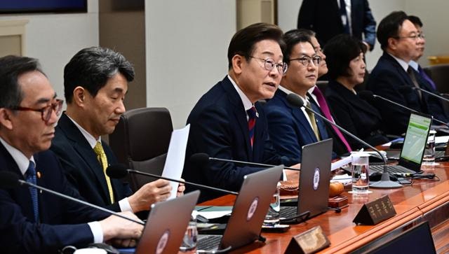 "어색하죠?" 웃  으며 시작했지만… '워커홀릭' 이재명의 살벌했던 첫 국무회의