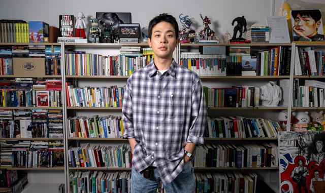 올해 1년간 연기 중단을 선언하고 부업인 출판사 대표 일에 매진하고 있는 배우 박정민. 그가 서울 마포구에 있는 출판사 '무제'의 서가 앞에 섰다. 박시몬 기자