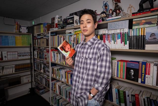 박정민이 '듣는 소설' 프로젝트의 첫 번째 책으로 펴낸 김금희의 '첫 여름, 완주'를 손에 들고 있다. 박시몬 기자