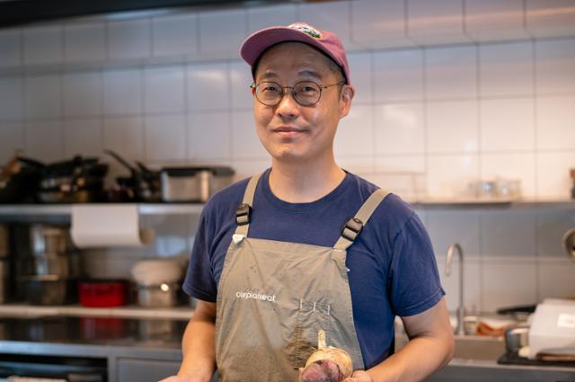 김태윤 셰프는 서울 종로구 서촌의 팝업 레스토랑 '아워플래닛'을 운영하며 지속가능한 식문화를 연구하고 있다. 장준우 제공