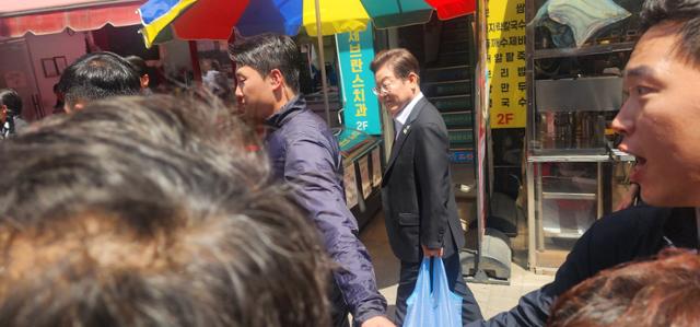 6일 이재명 대통령이 서울 동작구 사당동 남성시장에서 장을 보고 있다. 독자 제공