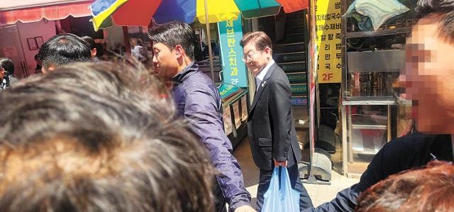 [단독] 李 <b>대통령</b> 부부, 현충일 행사 이후 <b>재래시장</b> '깜짝 <b>방문</b>'... 첫 대...