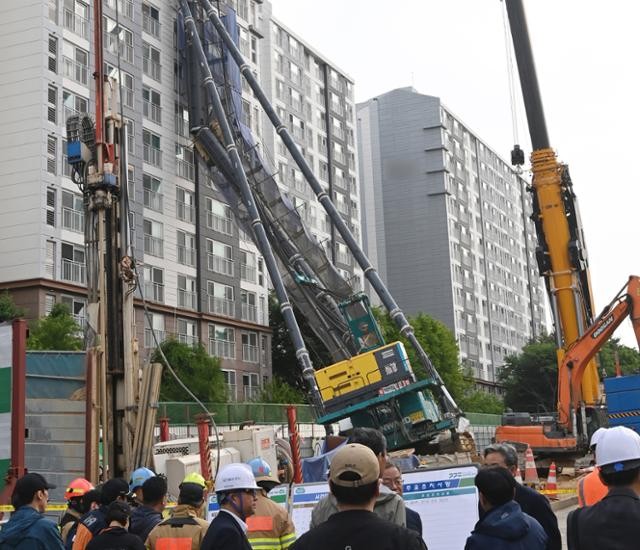 아파트로 넘어진 44m 천공기... 대피 주민 150명 언제쯤 귀가?