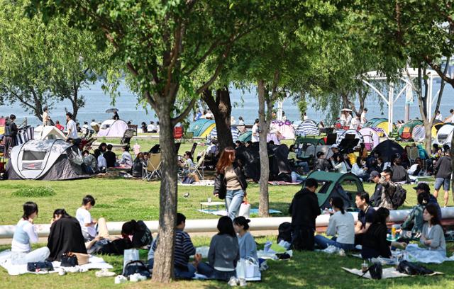 5월 18일 서울 서초구 반포한강공원을 찾은 시민들이 나무 그늘에서 휴식을 즐기고 있다. 뉴스1
