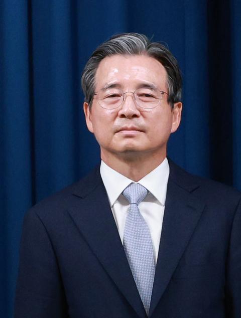 강훈식 비서실장이 6일 서울 용산구 대통령실 브리핑룸에서 1차 인선 브리핑을 진행했다. 이날 인선 발표 브리핑에 참석한 김용범 정책실장. 뉴시스