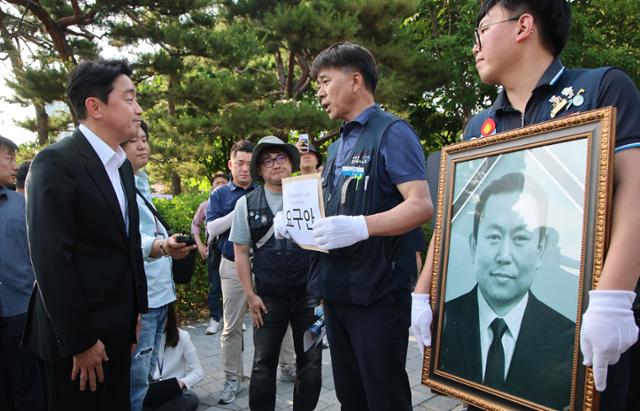 강훈식 대통령비서실장이 6일 서울 용산 대통령실 청사 인근 전쟁기념관 앞에서 태안화력발전소 사고 희생자 고(故) 김충현씨와 관련해 엄길용 공공운수노조 위원장, 유족, 사고 대책위 관계자로부터 요구 서한을 받기 앞서 