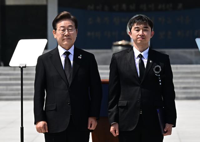 이재명 대통령이 6일 서울 동작구 국립서울현충원에서 열린 제70회 현충일 추념식에서 지뢰 폭발로 부상을 입은 예비역 육군 병장 김희태(오른쪽)씨에게 국가유공자 증서를 수여한 뒤 기념촬영을 하고 있다. 왕태석 선임기자