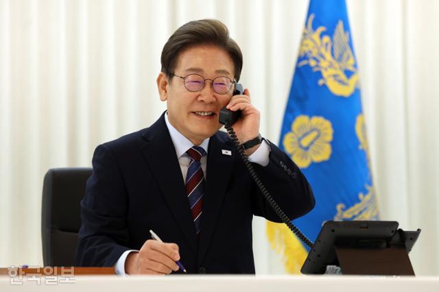 이재명 대통령이 6일 저녁 서울 한남동 관저에서 도널드 트럼프 미국 대통령과 전화 통화를 하기 위해 수화기를 들고 있다. 왕태석 선임기자