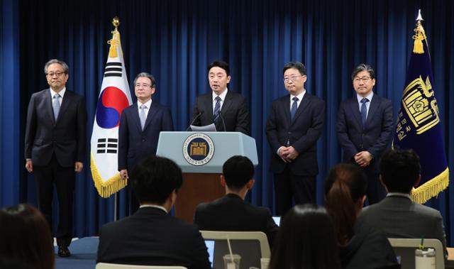 강훈식(왼쪽 세 번째) 대통령 비서실장이 6일 서울 용산 대통령실 청사에서 대통령실 수석비서관 인선을 발표하고 있다. 왼쪽부터 문진영 사회수석비서관, 김용범 정책실장, 강 비서실장, 하준경 경제성장수석, 류덕현 재정