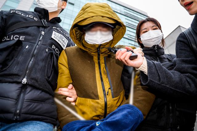지난해 한국여성의전화는 15년간 친밀한 관계의 남성 파트너에 의해 사망에 이른 여성과 그 주변인 피해자가 1,672명에 이른다고 밝혔다. 사진은 아내를 둔기로 살해한 혐의를 받은 남성 피의자. 뉴시스