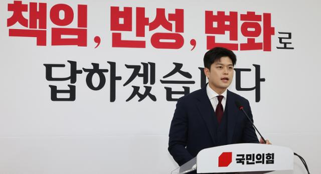 국민의힘 김용태 비상대책위원장이 8일 국회에서 기자회견을 열고 당 개혁 과제 등을 설명하고 있다. 연합뉴스