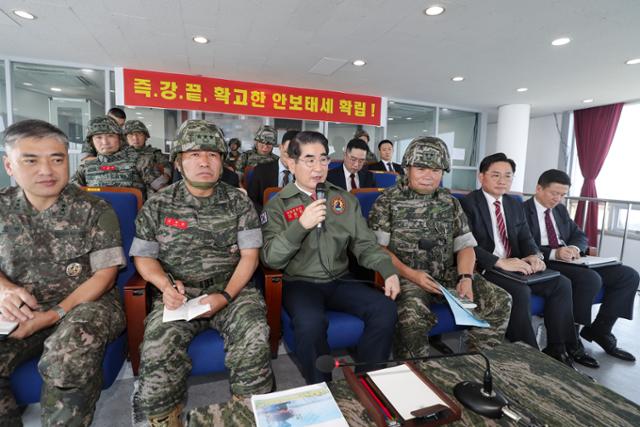 김용현 전 국방부 장관이 2024년 9월 9일 해병대 2사단 최전방 관측소(OP)에서 작전대비태세를 보고 받고 있다. 국방부 제공