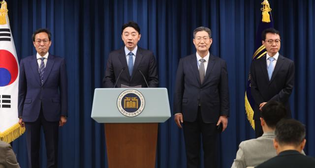 강훈식 대통령비서실장이 8일 서울 용산 대통령실청사 브리핑룸에서 인선 발표를 하고 있다. 왼쪽부터 우상호 정무수석, 강 비서실장, 오광수 민정수석, 이규연 홍보소통수석. 왕태석 선임기자