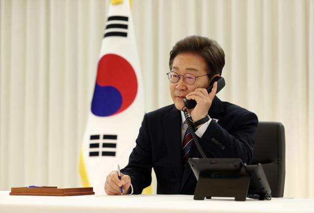 이재명 대통령이 6일 서울 한남동 관저에서 도널드 트럼프 미국 대통령과 전화 통화를 하기 위해 수화기를 들고 있다. 뉴시스