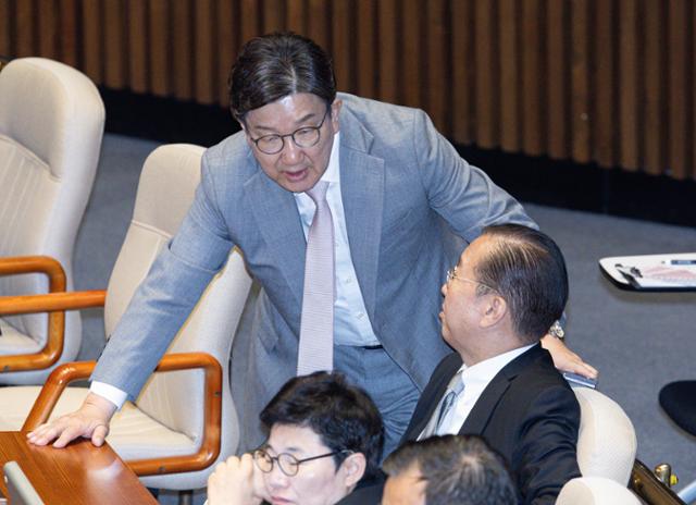 권영세 전 국민의힘 비상대책위원장과 권성동 원내대표가 5일 국회에서 열린 본회의에서 대화를 하고 있다. 뉴스1