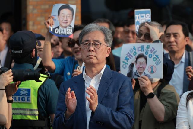 김현종 전 국가안보실 차장이 지난달 29일 서울 서초구 고속터미널광장에서 열린 이재명 더불어민주당 대선후보의 유세에서 이 후보의 연설을 듣고 있다. 고영권 기자