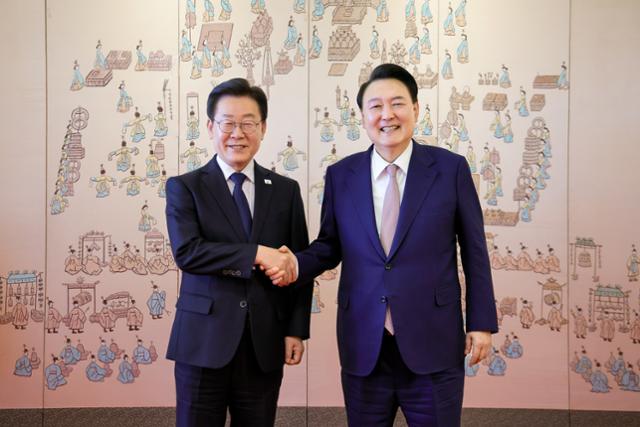 2024년 4월 29일 윤석열 전 대통령과 당시 이재명 더불어민주당 대표가 서울 용산 대통령실 청사에서 열린 영수회담 종료 뒤 기념촬영을 하고 있다. 대통령실 제공