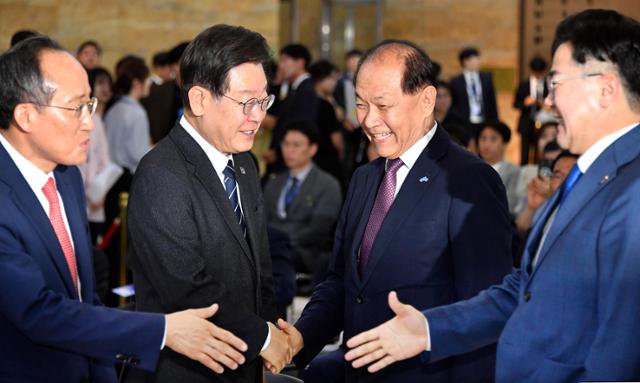 2024년 5월 28일 당시 황우여(오른쪽 두 번째) 국민의힘 비대위원장, 이재명(세 번째) 더불어민주당 대표, 추경호(맨 왼쪽) 국민의힘 원내대표, 박찬대 민주당 원내대표가 국회 로텐더홀에서 열린 제76주년 국회개