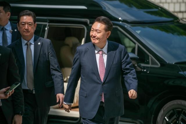 <b>윤석열</b>, 계엄 선포 후 <b>비화폰</b>으로 전화... "국회의원 체포" 지시