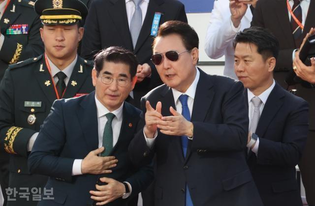 윤석열 대통령이 지난해 10월 1일 서울 광화문 광장에서 열린 국군의날 기념 시가행진 행사에서 김용현(엎줄 왼쪽) 당시 국방부 장관과 이야기하고 있다. 왕태석 선임기자