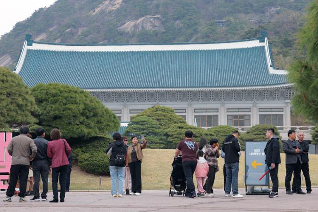 4월9일 서울 종로구 청와대를 찾은 관람객들이 경내를 오가고 있다. 뉴스1