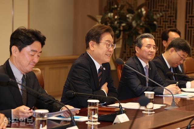 이재명 대통령이 9일 오전 서울 용산 대통령실에서 열린 2차 비상경제점검태스크포스(TF) 회의에 모두발언을 하고 있다. 왕태석 선임기자