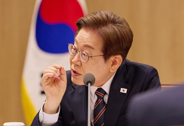 이재명 대통령이 9일 서울 용산구 대통령실 청사에서 열린 비상경제점검 태스크포스(TF) 2차 회의를 주재하고 있다. 대통령실 제공