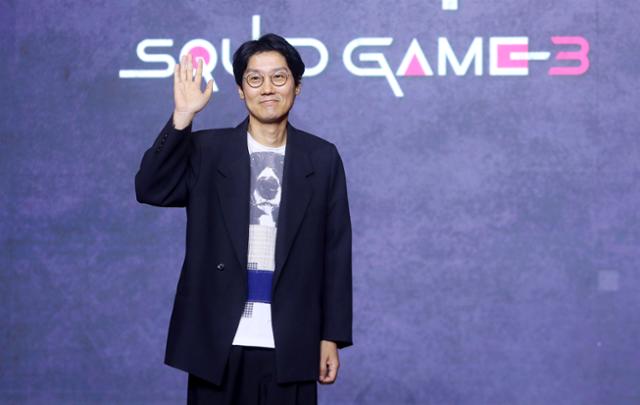 황동혁 감독이 9일 서울 용산구 드래곤시티에서 열린 넷플릭스 시리즈 오징어 게임 시즌3 제작발표회에서 포즈를 취하고 있다. 뉴시스